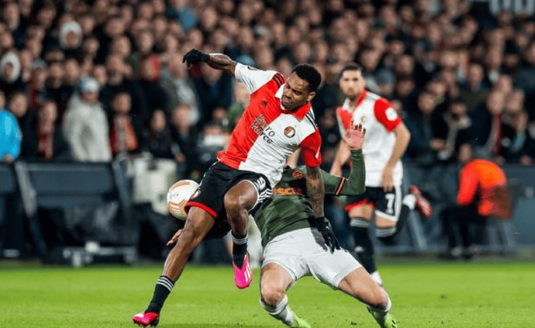 关于费耶诺德主场击败海伦芬，边路压制成功的信息