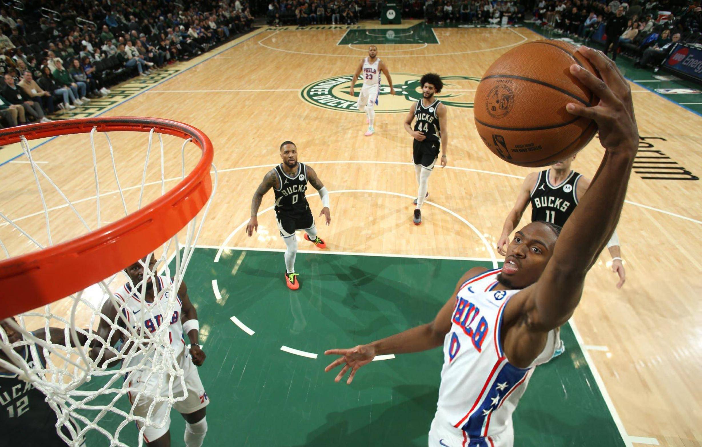 费城76人险胜印第安纳步行者,NBA东部前六稳固 费城76人险胜印第安纳步行者,NBA东部前六稳固